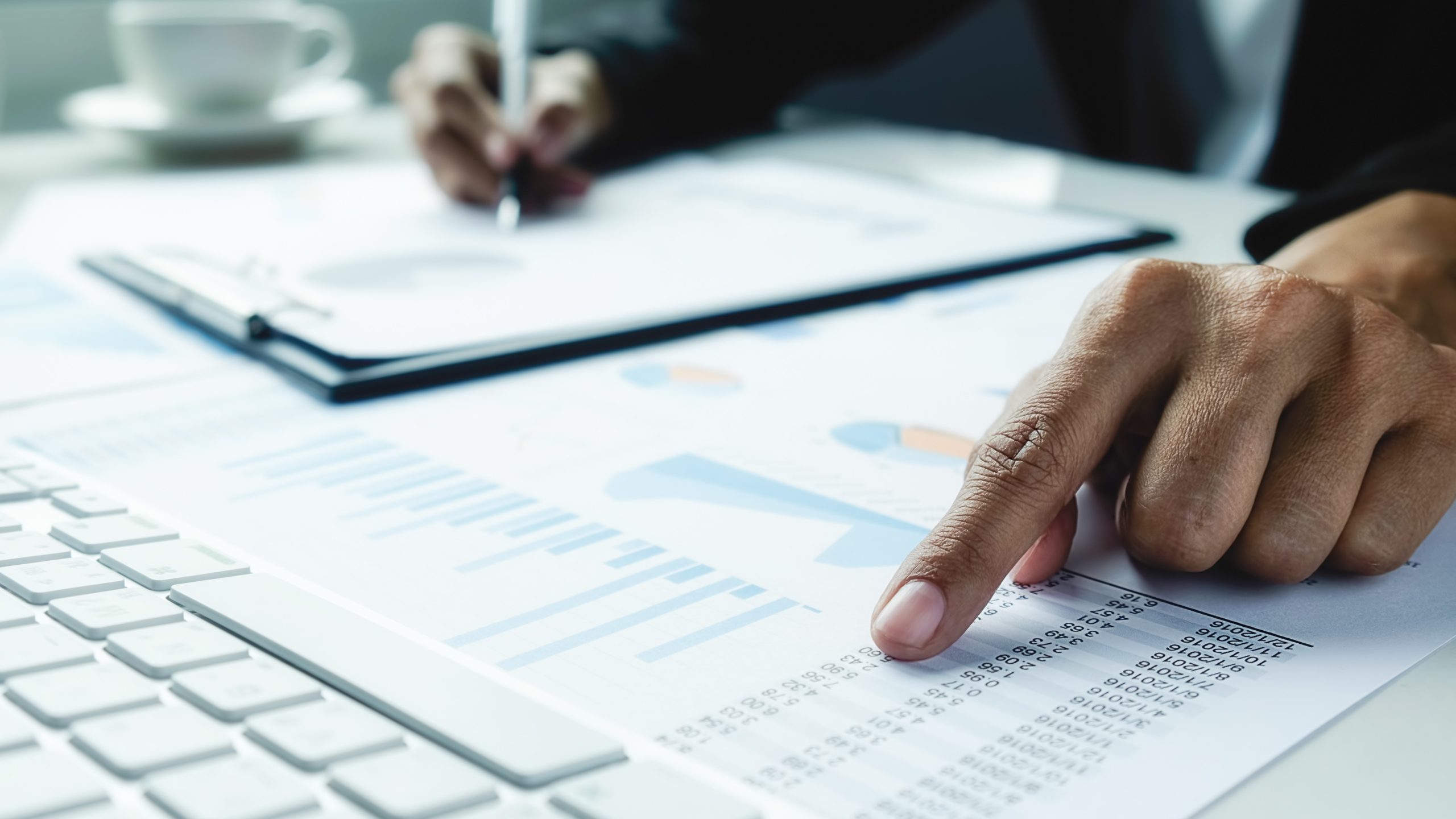 Asian business woman analyzing investment charts on desk. Vintage tone Retro filter effect,soft focus,low light.(selective focus).